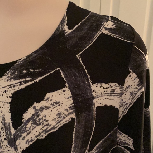 Beautiful woman’s tunic. NWOT. - Picture 2 of 3